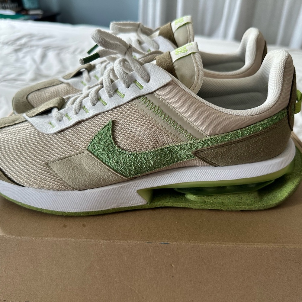 Nike Beige and Green Sneakers